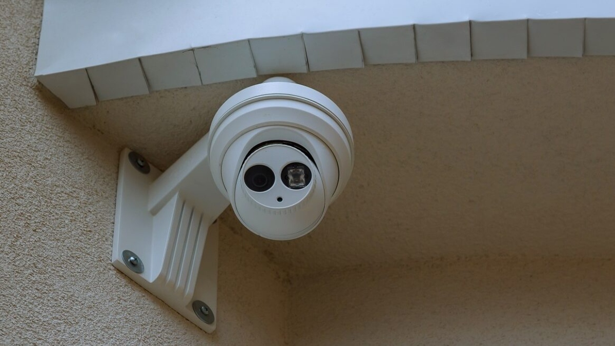 Morador instala câmera no portão para proteger a casa, mas descobre que equipamento também filma o vizinho e precisa mudar o ângulo, se não Justiça deverá intervir