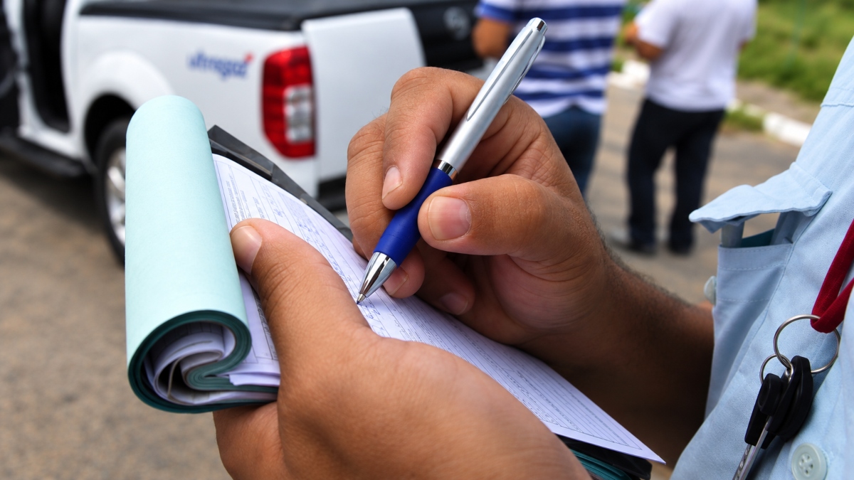 Motorista é parado em blitz sem a CNH física nem celular, agente consulta o sistema e ele descobre quando documento pode ser dispensado