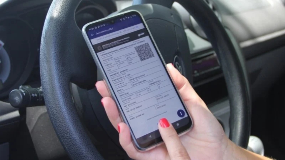 Motorista é parado em blitz, tenta abrir o documento do carro no celular e descobre que está sem internet; fiscalização explica o que acontece nessa situação