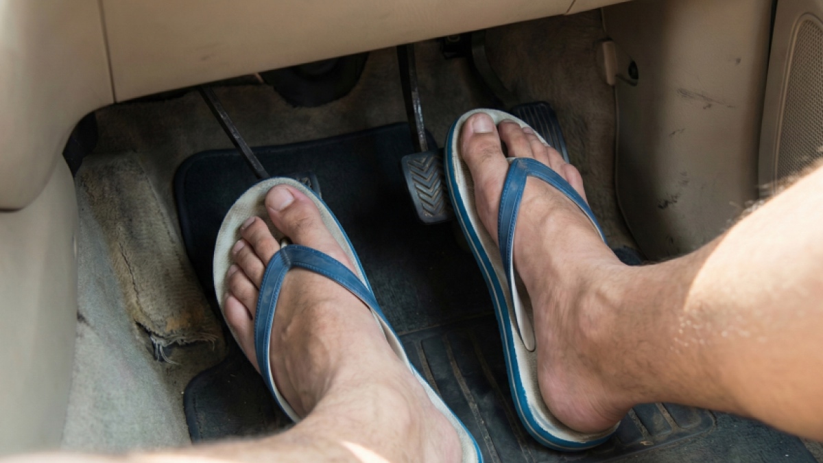 Motorista tira o chinelo durante blitz e descobre que a multa não desaparece