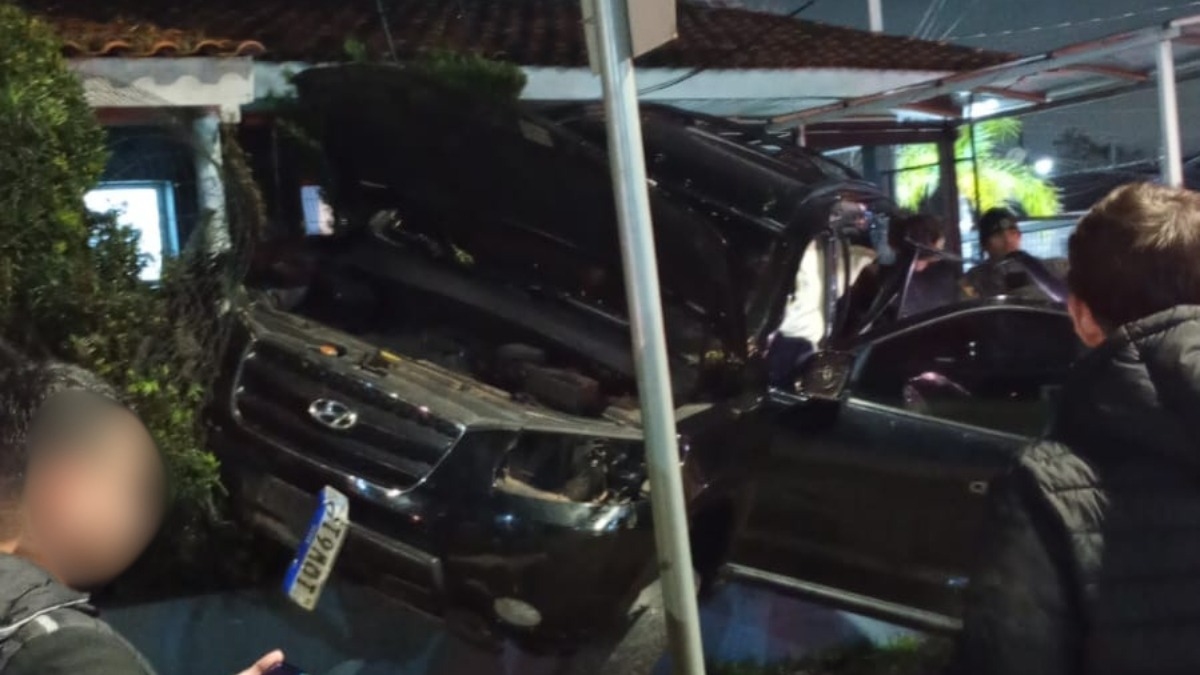 Mulher morre presa nas ferragens após carro bater contra poste e derrubar grade de condomínio em Canoas