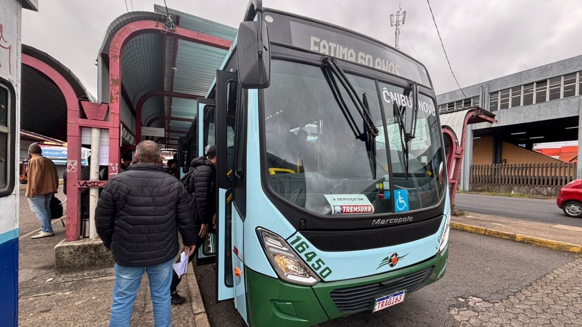 Mulheres e idosos poderão descer do ônibus fora do ponto de parada durante a noite; proposta avança na Câmara