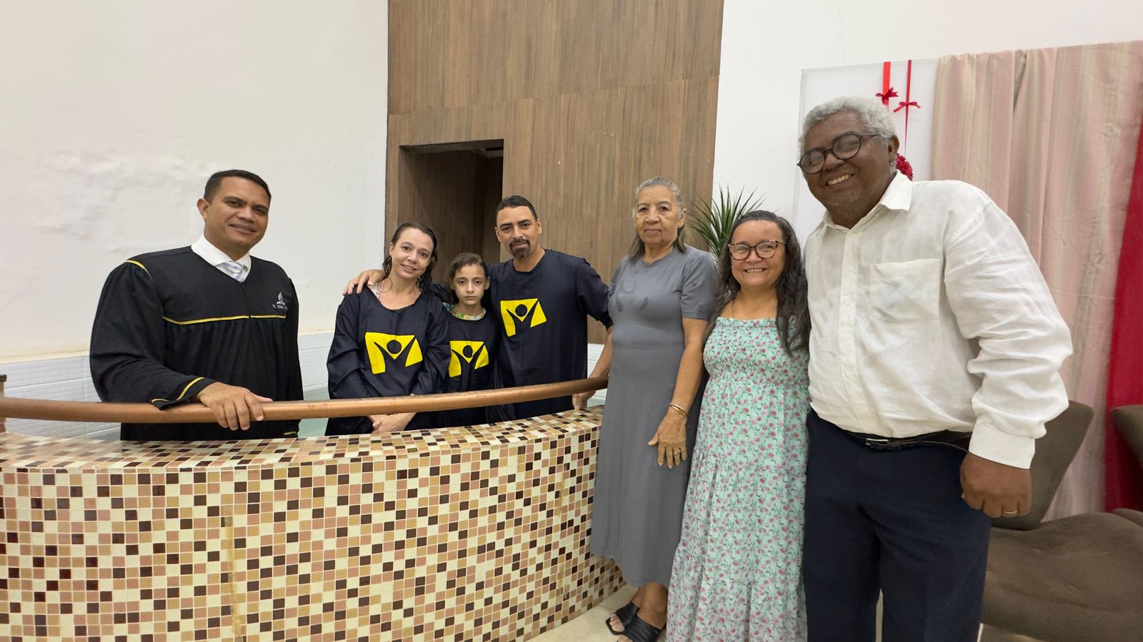 Novo Tempo em TV de hotel leva família maranhense ao batismo