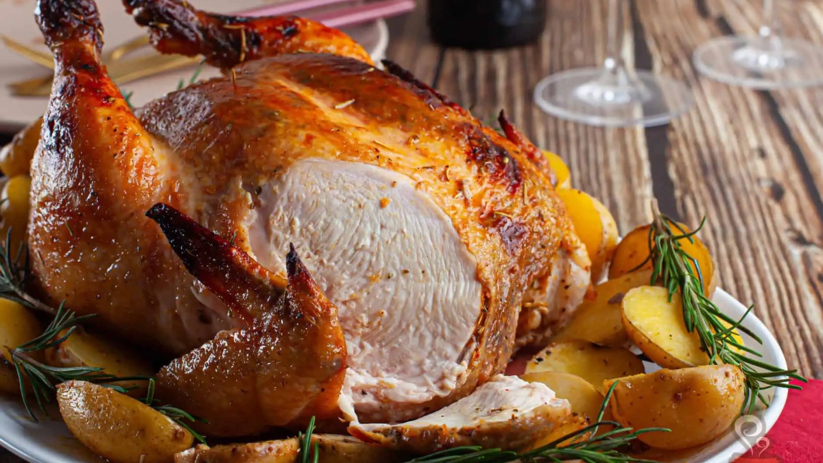 O segredo do frango assado mais suculento não está no óleo, mas em uma etapa antes do forno