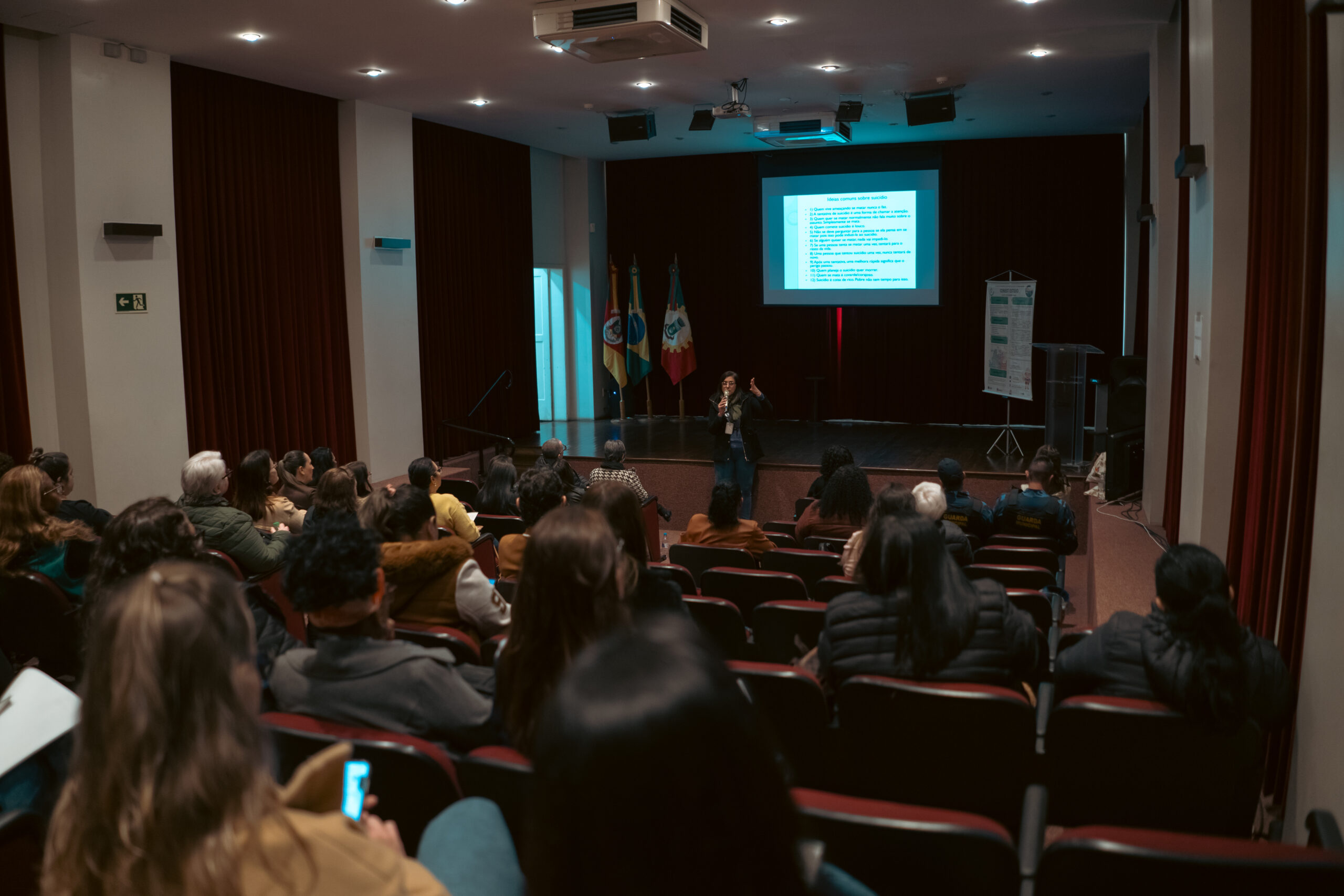 Palestra aborda prevenção ao suicídio e saúde mental com servidores de Canoas
