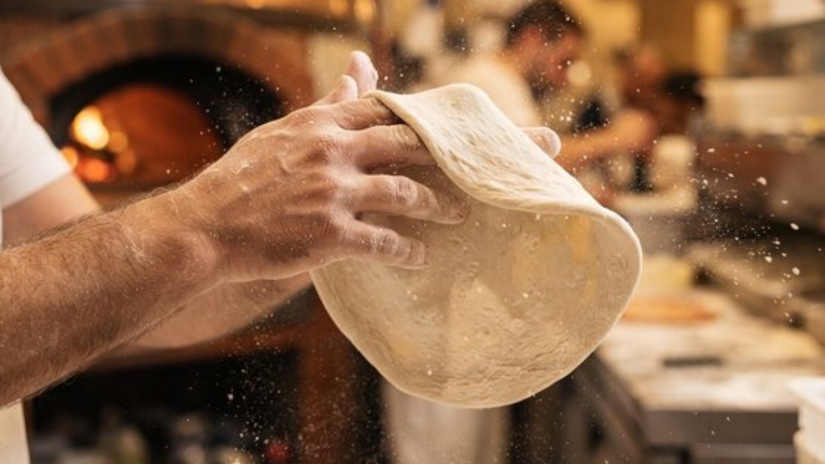 Pizzaiolo coloca placa na porta e proíbe influenciadores após clientes saírem sem pagar conta de R$ 360