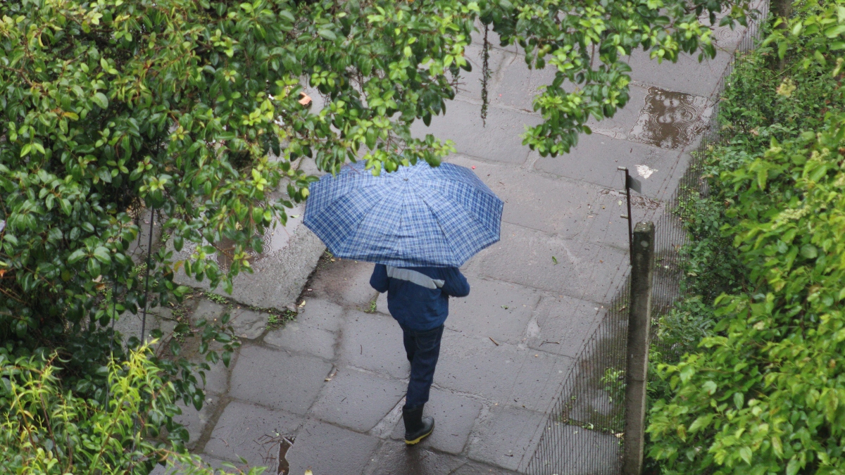 RS entra no pior momento da chuva nesta sexta, com vento forte e granizo; veja quando o tempo melhora