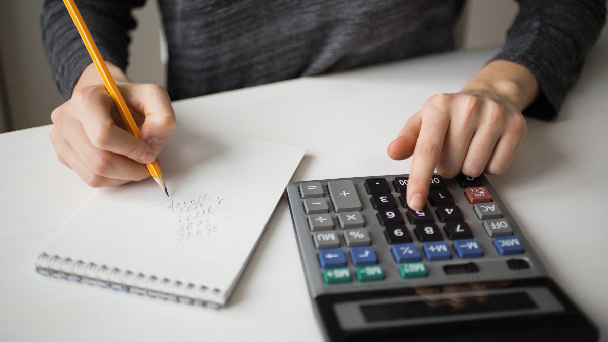 Só existem números 5 nesta conta, mas quase todo mundo erra o resultado de 5 + 5 × 5 – 5 ÷ 5