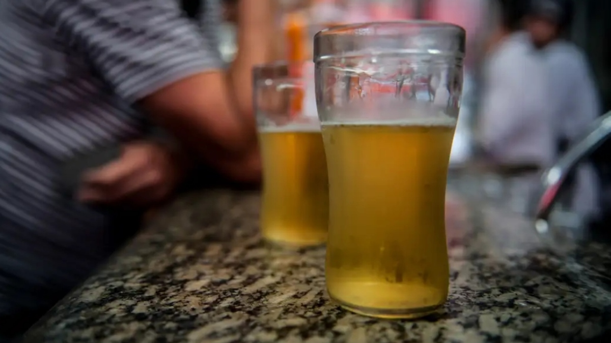 Trabalhador toma cerveja no almoço, perde o emprego e Justiça decide que ele deve receber R$ 5 mil