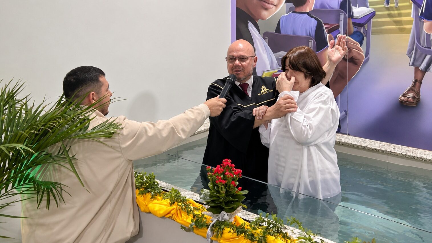 Três décadas depois, influência da Educação Adventista leva professora ao batismo