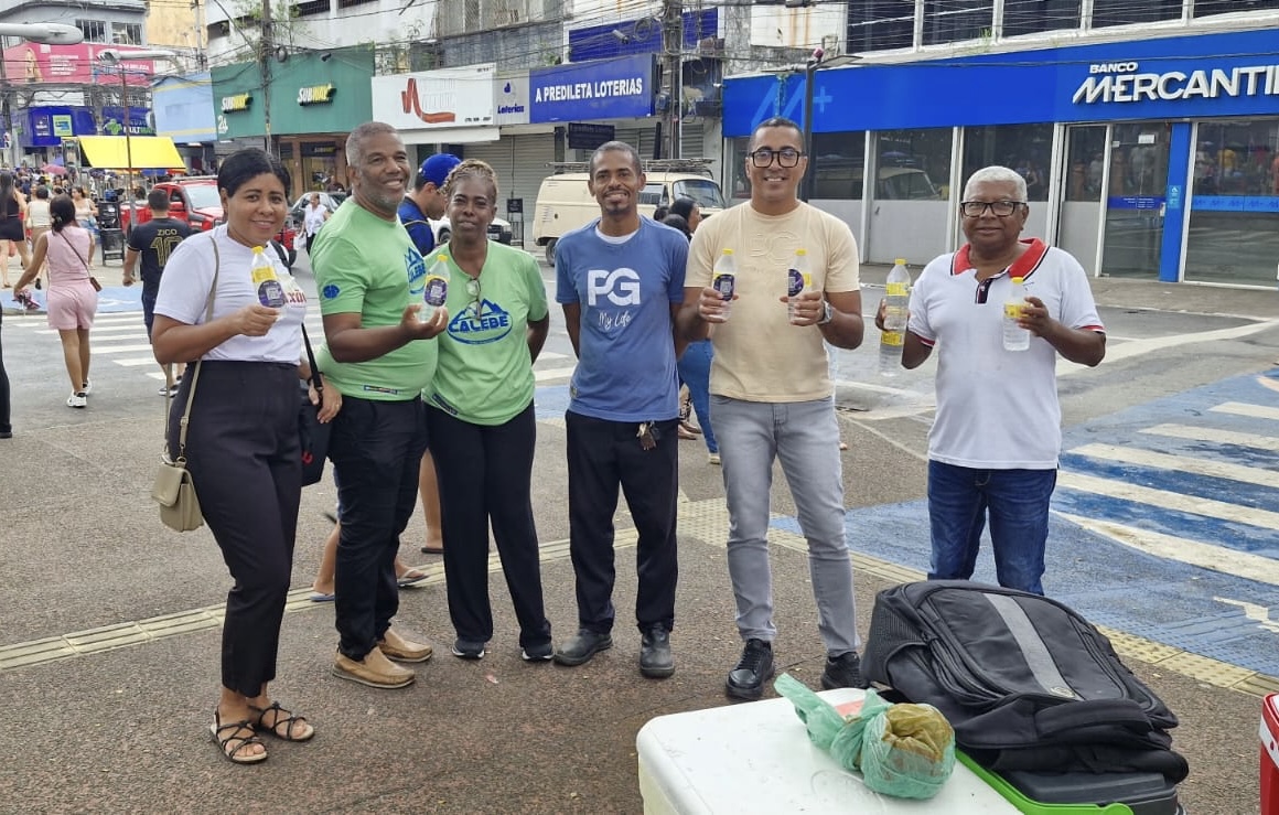 Voluntários distribuem mil garrafas de água no 7 de Setembro em Itabuna