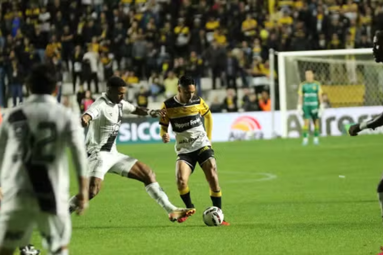 Criciúma aproveita expulsão, vence a Ponte em casa e encosta de vez no G2