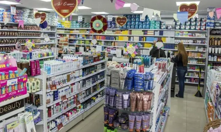 Anvisa proíbe venda de antibiótico e outro remédio após fiscalização encontrar corpo estranho e pedaço de vidro dentro de frasco