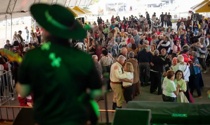 Baile à tarde amplia participação da terceira idade na Semana Farroupilha de Canoas