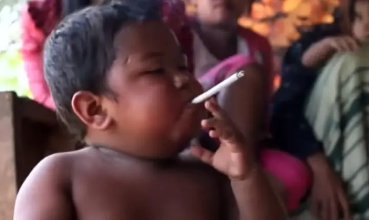 Bebê fumante da Indonésia: menino que chegou a fumar 40 cigarros por dia surpreendeu o mundo; veja como ele está hoje