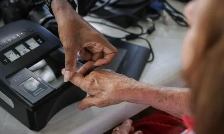 Beneficiário quer saber se já tem biometria no INSS e descobre como fazer a consulta sem sair de casa