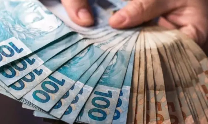 Brasileiros recebem alerta sobre falso auxílio de R$ 1.050 que pode roubar dados pelo celular