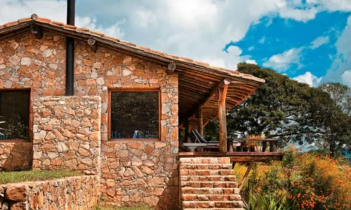 Caseiro mora por 18 anos em casa de fazenda e afirma ter direito ao imóvel depois de ser dispensado; entenda o que diz a lei