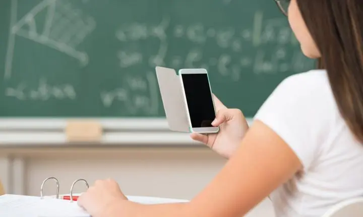 Celular está proibido para a maioria dos alunos nas escolas brasileiras e novo dado chama atenção