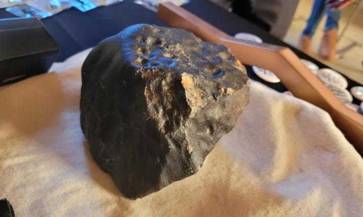 Chuva de meteoritos cai sobre cidade brasileira, moradores correm para catar as pedras que vieram do céu, local vira alvo fácil de corrida de caçadores e compradores de outros países com um fragmento de 40 kg valendo R$ 120 mil