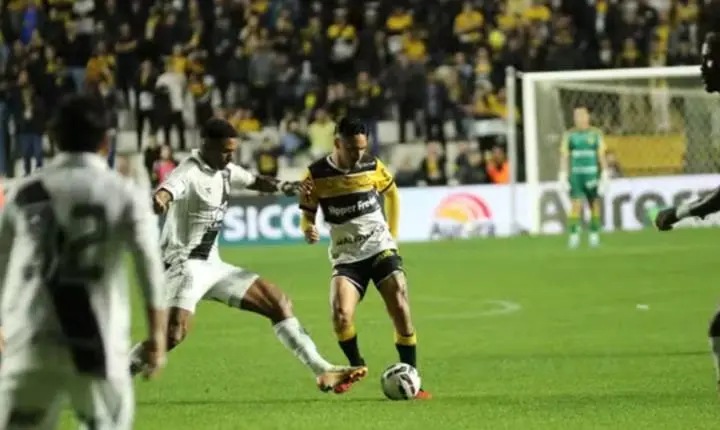 Criciúma aproveita expulsão, vence a Ponte em casa e encosta de vez no G2