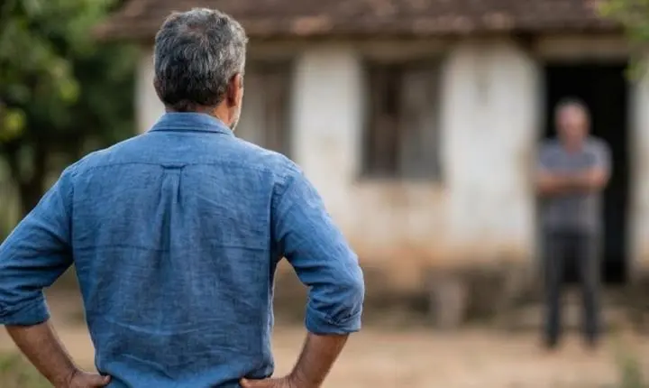 “Daqui ninguém me tira”: Pai deixa filho morar de graça por 12 anos em residência, decide vender a casa e filho afirma que não pode ser retirado do imóvel