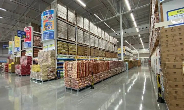 Depois de fechar 28 lojas e demitir quase 7 mil funcionários, gigante dos supermercados muda de nome