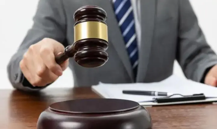 Empresa obriga funcionária a bater ponto com reconhecimento facial e Justiça manda pagar R$ 323 mil em indenização