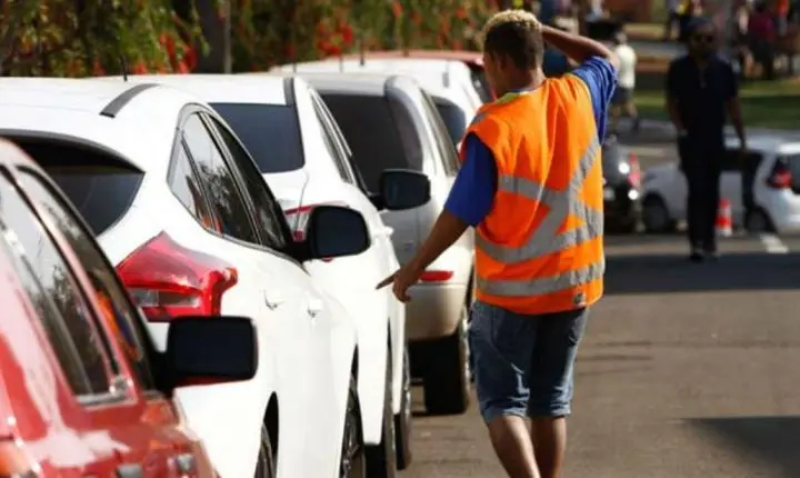 Flanelinhas podem ser proibidos de cobrar por vagas e multa pode chegar a R$ 2 mil