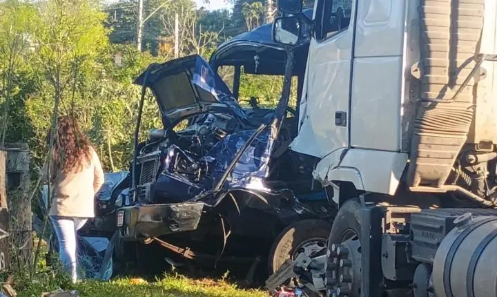 Grave acidente de trânsito entre dois caminhões e carro é registrado em Nova Santa Rita