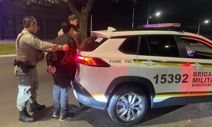 Homem é preso após tentar matar companheira a facadas dentro de condomínio em Canoas