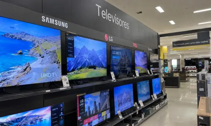 Homem empresta CPF para amigo comprar TV de 80 polegadas em 24 parcelas, amigo para de pagar na 3ª e ele descobre que a dívida é dele