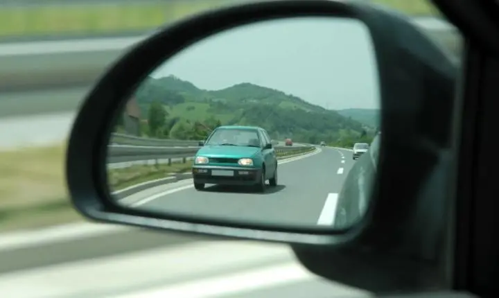 Lei dos retrovisores já está valendo para motoristas brasileiros; veja o que pode acontecer com quem estiver com o equipamento irregular