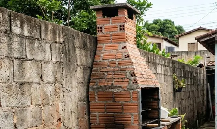 Morador constrói churrasqueira encostada no muro do vizinho e descobre que pode ser obrigado a demolir obra com base no Código Civil