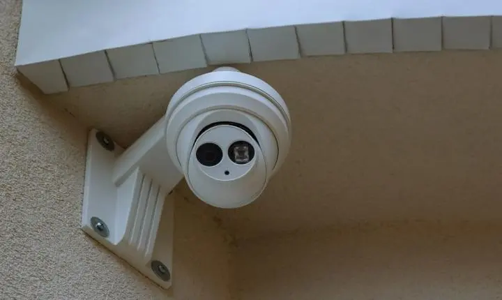 Morador instala câmera no portão para proteger a casa, mas descobre que equipamento também filma o vizinho e precisa mudar o ângulo, se não Justiça deverá intervir