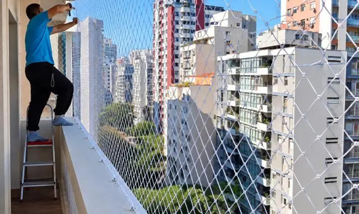 Morador instala rede de proteção na varanda e descobre como escolher a malha certa para aumentar a segurança