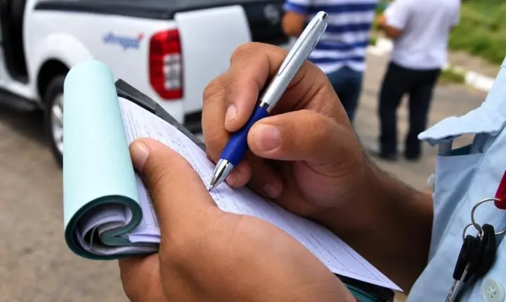 Motorista é parado em blitz sem a CNH física nem celular, agente consulta o sistema e ele descobre quando documento pode ser dispensado