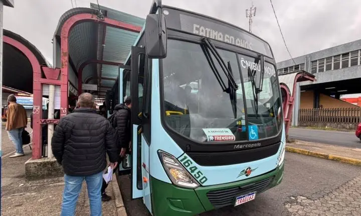Mulheres e idosos poderão descer do ônibus fora do ponto de parada durante a noite; proposta avança na Câmara