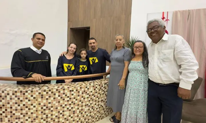 Novo Tempo em TV de hotel leva família maranhense ao batismo
