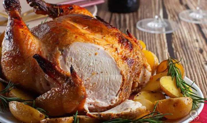 O segredo do frango assado mais suculento não está no óleo, mas em uma etapa antes do forno