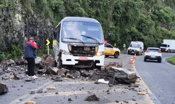 Queda de barreira derruba pedras e atinge micro-ônibus na ERS-115, na Serra Gaúcha