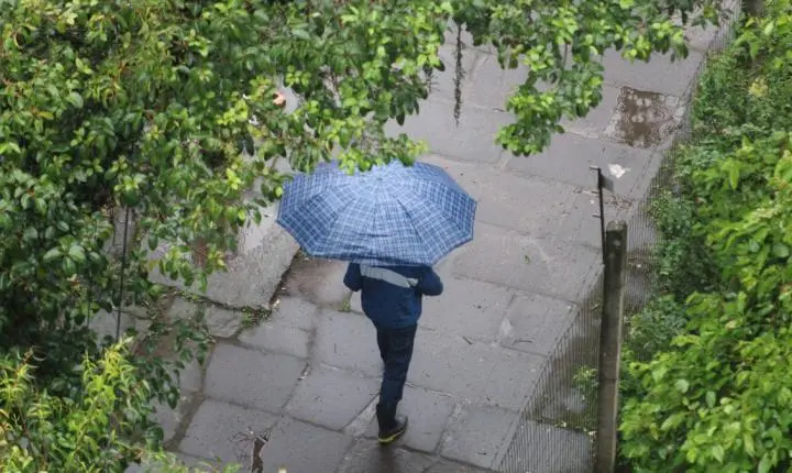 RS entra no pior momento da chuva nesta sexta, com vento forte e granizo; veja quando o tempo melhora
