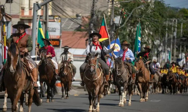 Tradição toma as ruas de Canoas com desfile de mais de 500 cavaleiros em comemoração ao 20 de Setembro