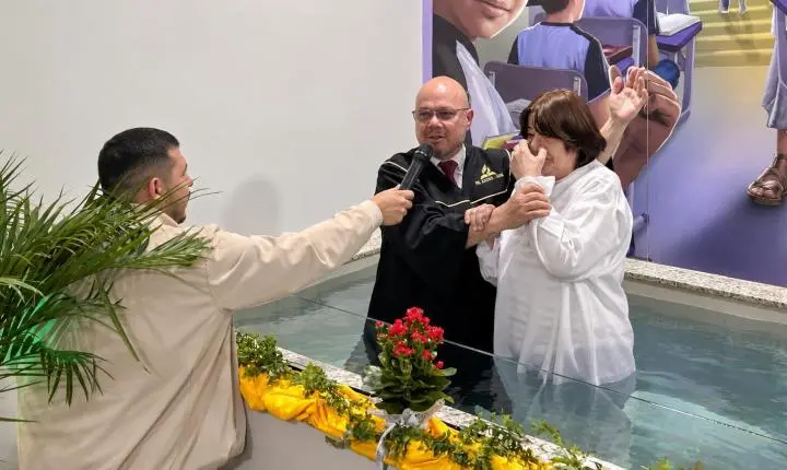 Três décadas depois, influência da Educação Adventista leva professora ao batismo