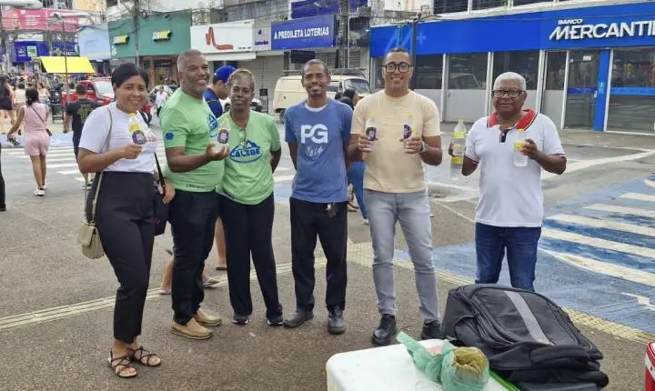 Voluntários distribuem mil garrafas de água no 7 de Setembro em Itabuna