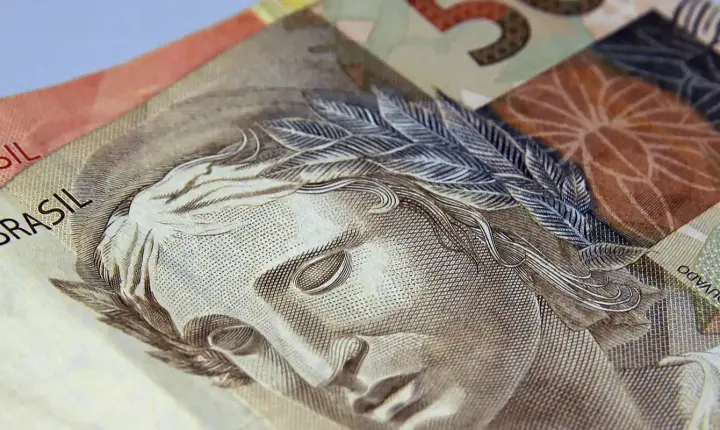 Brasileiros retiram R$ 10,5 bilhões da poupança em agosto